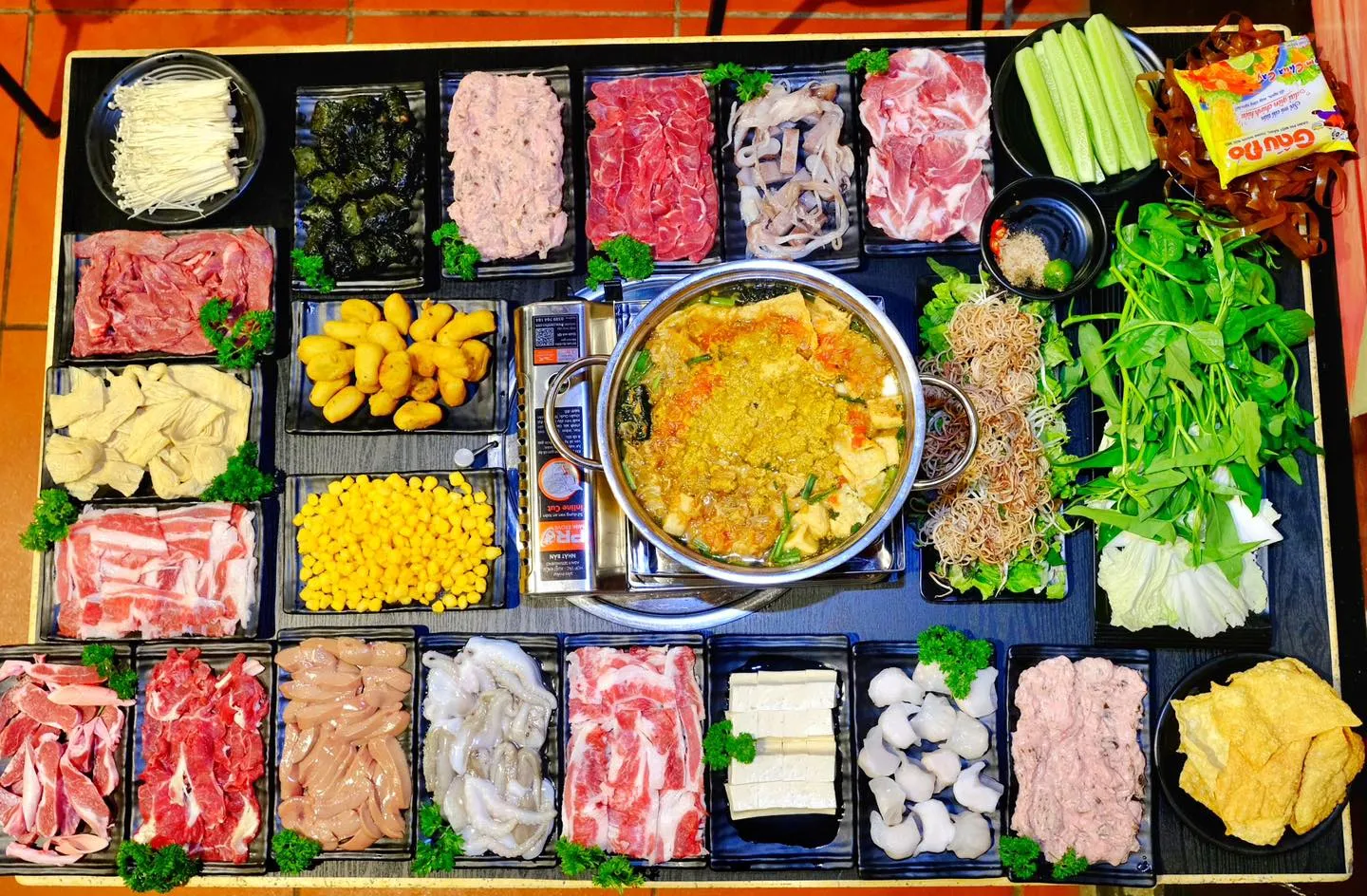 Lẩu riêu cua Hải Phòng đầy ắp gạch cua