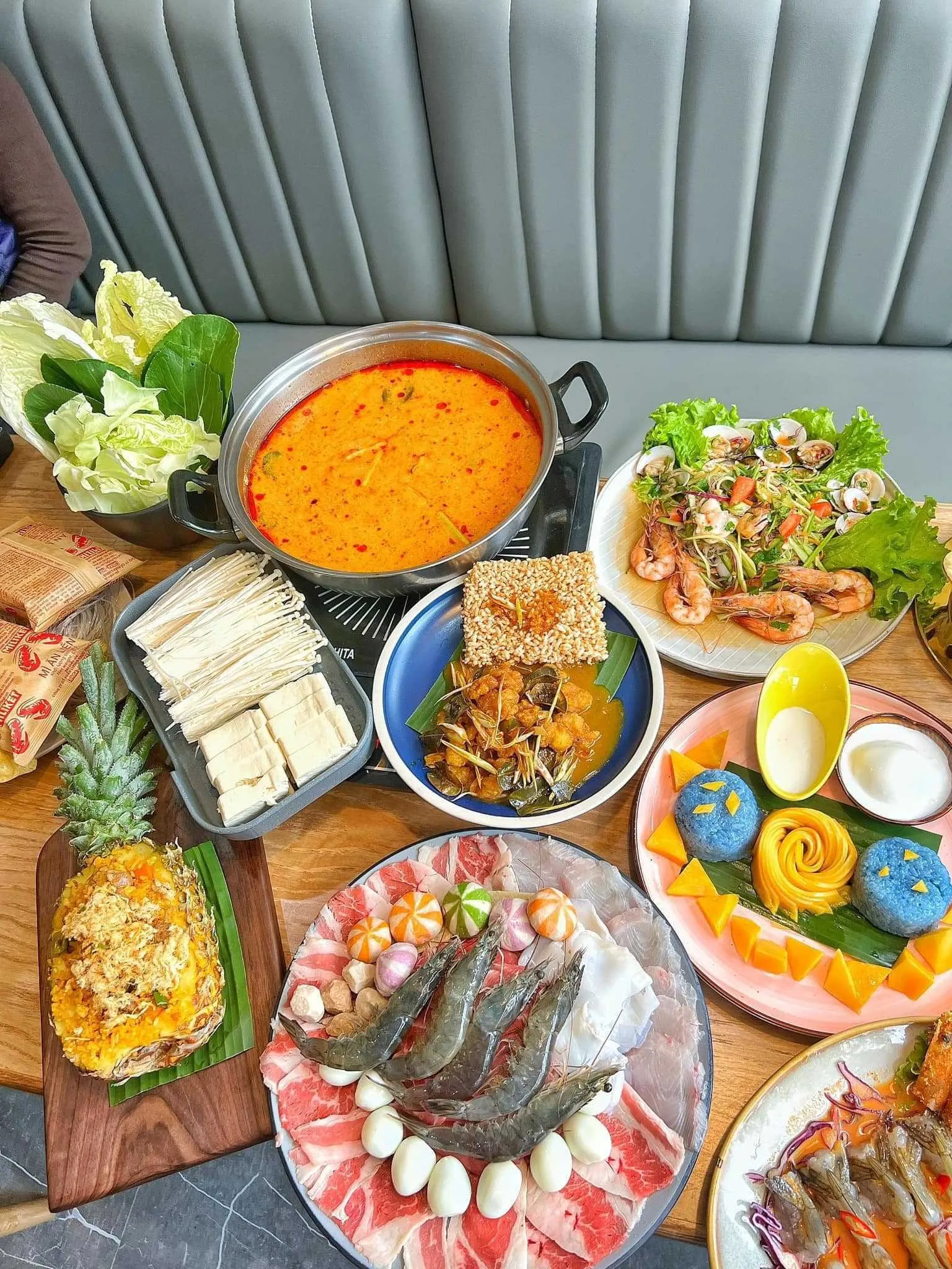 Lẩu hải sản Hải Phòng đầy ắp topping