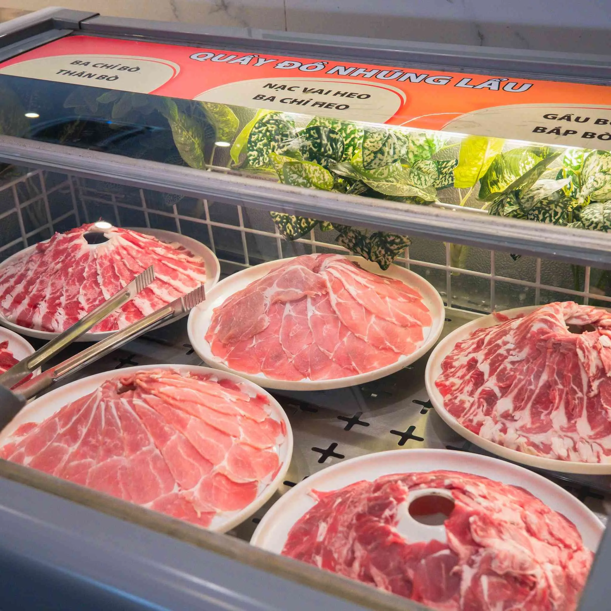 Quầy đồ nhúng lẩu của quán lẩu Hải Phòng đa dạng thịt bò