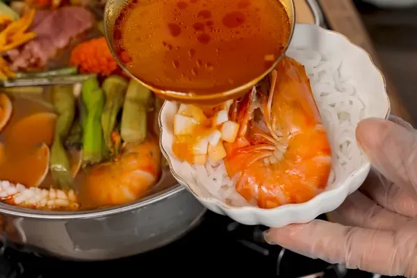 Món lẩu thái hải sản chua cay hoàn thành bắt mắt