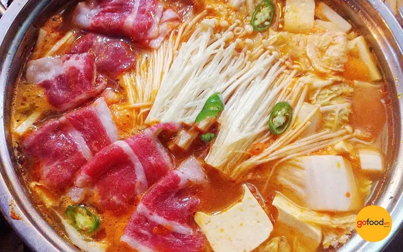 Lẩu kim chi thịt bò nóng hổi