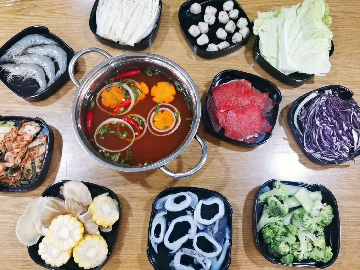 Lẩu mì cay khổng lồ dành cho nhóm bạn