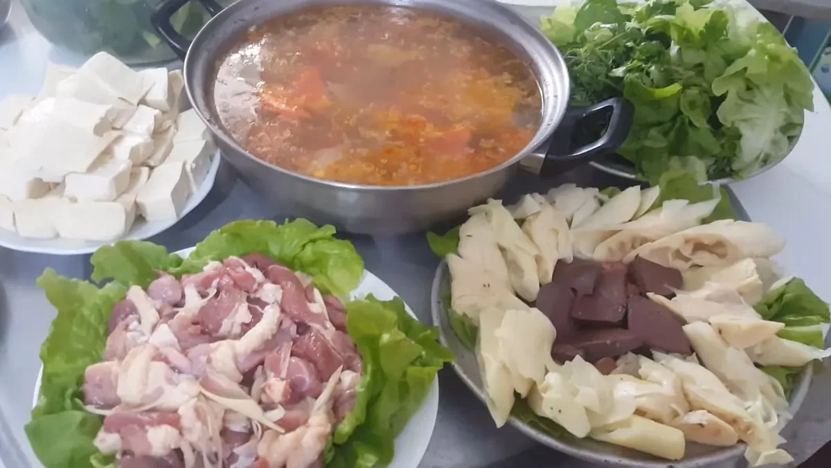 Nồi lẩu ngan thập cẩm nóng hổi hấp dẫn với công thức cách nấu lẩu ngan ngon tuyệt