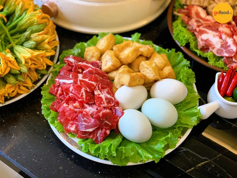 Mâm nguyên liệu lẩu riêu cua bắp bò được trang trí tinh tế