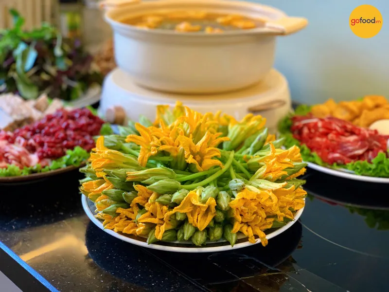 Đĩa hoa bí vàng tươi mới dùng để nhúng lẩu riêu cua bắp bò