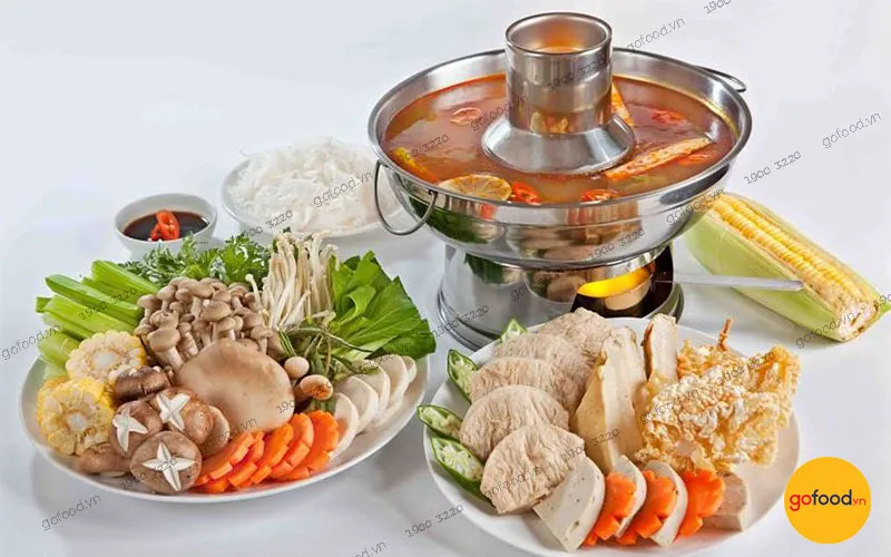 Nước dùng lẩu Thái chay trong vắt, thơm mùi sả gừng