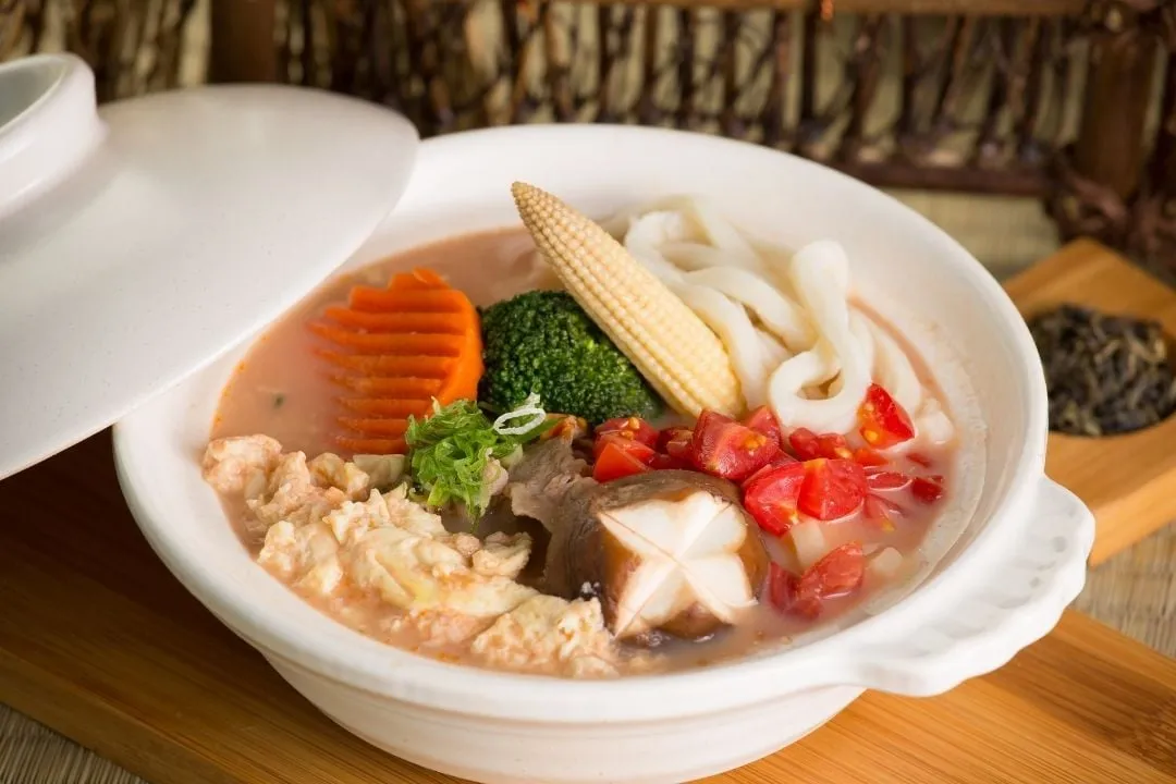 Lẩu Thái chay với rau củ tươi ngon, tàu hủ và nấm, nước dùng trong vắt thanh mát