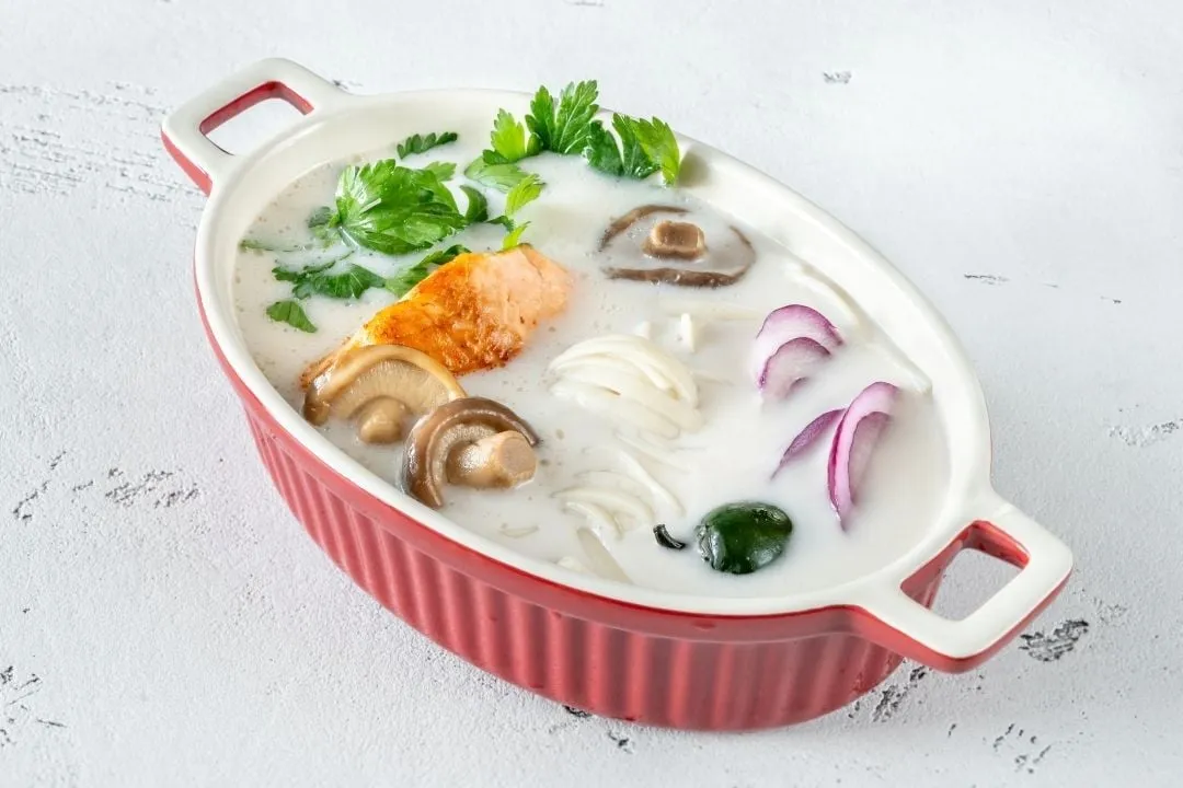 Lẩu Thái cốt dừa với nước dùng màu trắng sữa, hương thơm béo ngậy từ nước cốt dừa tươi