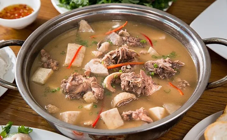 Nồi lẩu vịt nước dừa béo ngậy cực kỳ hấp dẫn