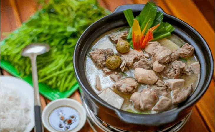 Lẩu vịt om sấu - món ăn thanh mát đặc trưng của miền Bắc
