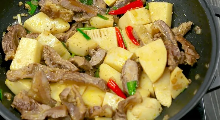 Xào săn gân bò với măng giúp gia vị thấm sâu vào từng thớ gân giòn