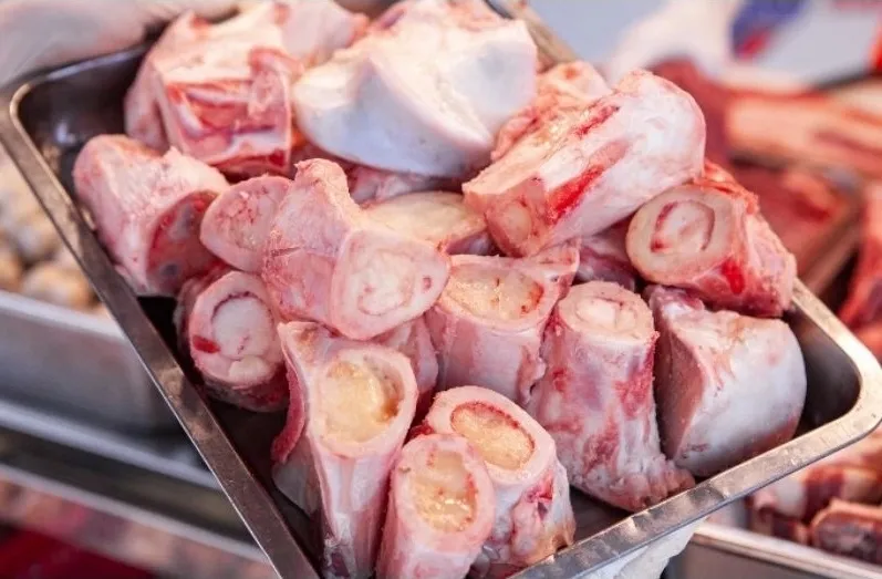 Xương ống bò tươi ngon giúp nước dùng lẩu có vị ngọt tự nhiên sâu sắc