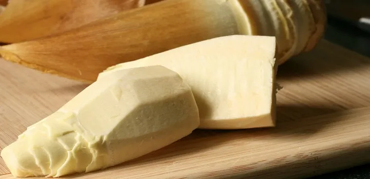 Măng tươi được chọn lọc kỹ giúp món lẩu gân bò thêm phần giòn tan