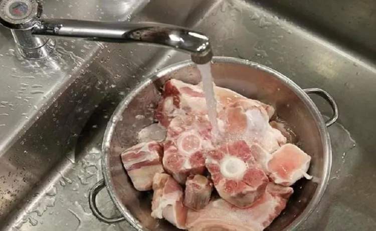 Quy trình chần xương ống bò giúp loại bỏ bọt bẩn và làm trong nước dùng
