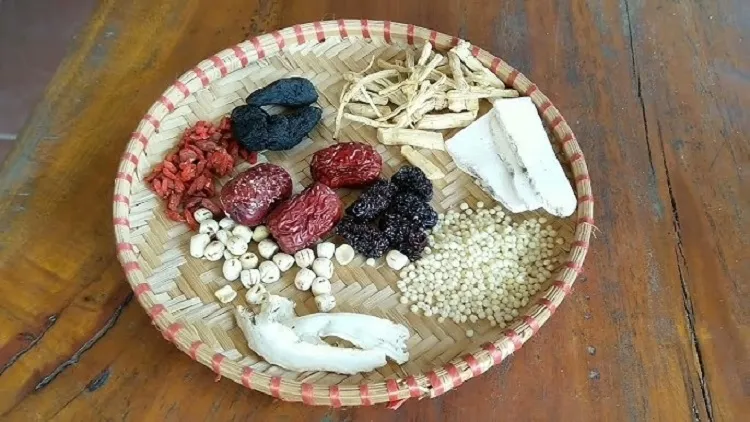 Rửa sạch các vị thảo mộc giúp nước lẩu không bị ám mùi bụi và thanh khiết hơn