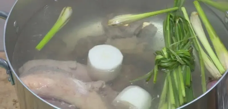 Ninh xương và gân bò với lửa nhỏ trong thời gian dài giúp nước dùng ngọt sâu