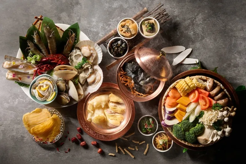 Nên tăng cường rau xanh và nấm khi ăn lẩu hải sản