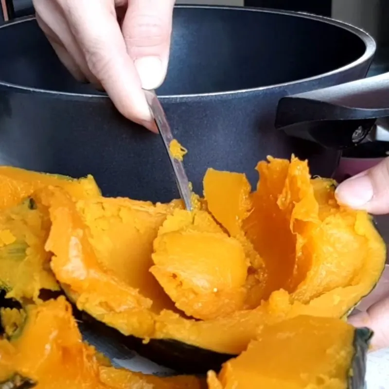 Thịt bí đỏ đã nạo ra khỏi vỏ