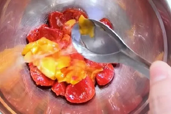 Trộn thịt gấc với rượu trắng