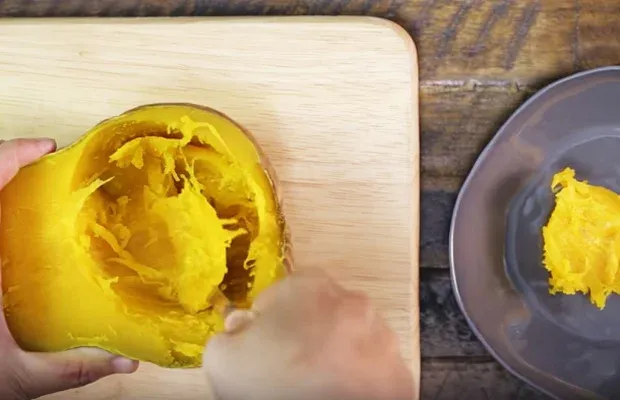 Hình ảnh lấy toàn bộ phần thịt bí đỏ đã nướng chín ra ngoài