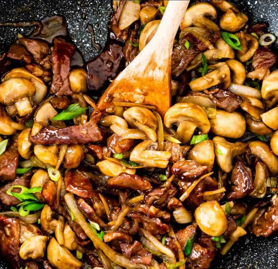 Thịt bò Úc xào nấm với nấm hương và thịt bò mềm trong sốt đậm đà