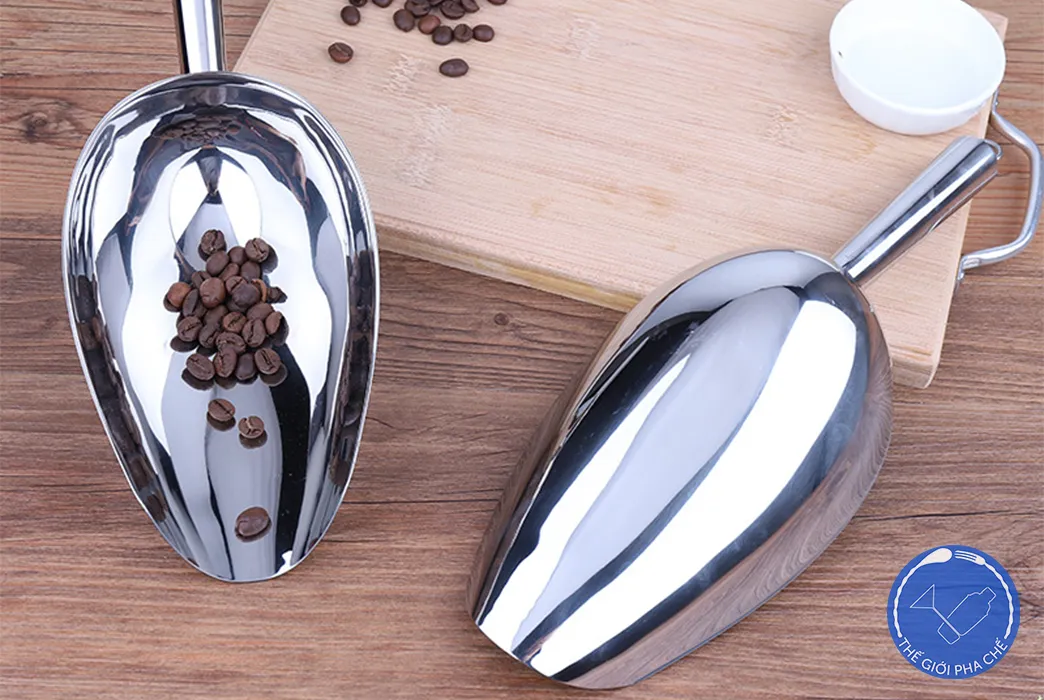 Dụng cụ xúc đá inox với thiết kế gọn nhẹ, dễ sử dụng và bảo quản