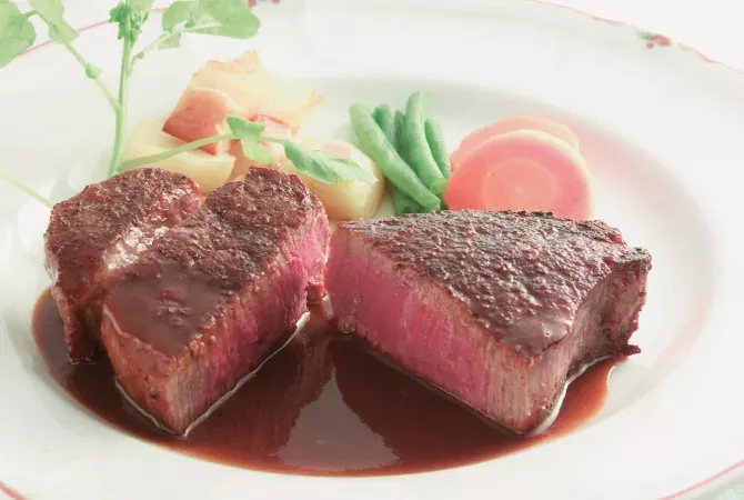 Thịt bò Kobe có vân mỡ đều đặn và màu hồng đặc trưng