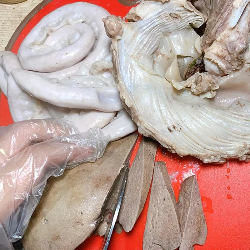 Nội tạng và dồi sau khi luộc chín cần được thái miếng vừa ăn