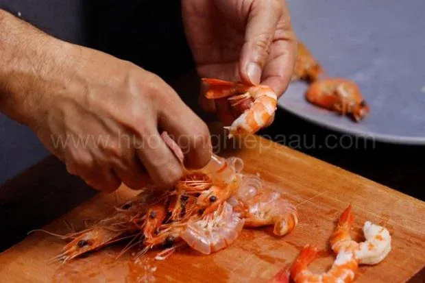 Bóc vỏ tôm, bỏ chỉ lưng ở tôm
