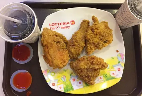 Gà rán và bánh burger tại Lotteria