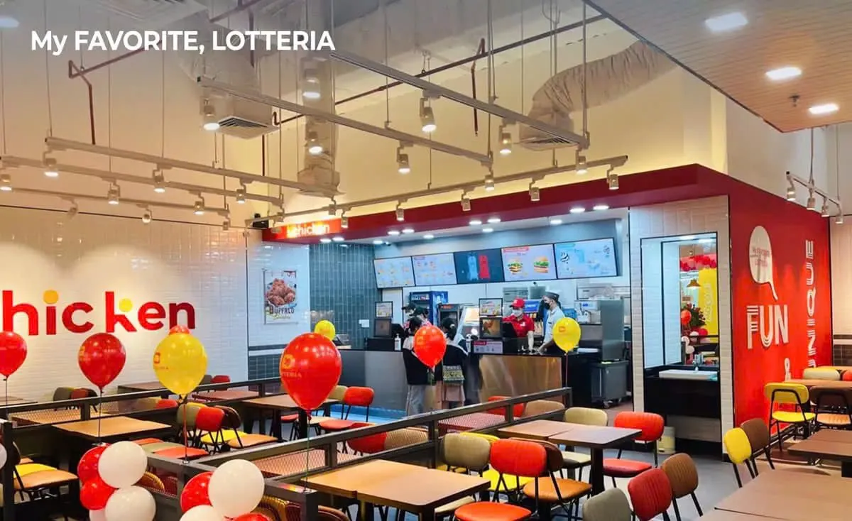 Nhân viên Lotteria phục vụ khách hàng tận tâm tại quầy order.