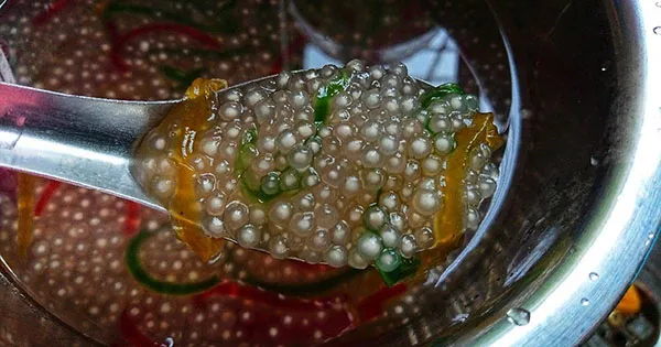 Sơ chế bột báng và bột khoai giúp món chè không bị chua khi để lâu