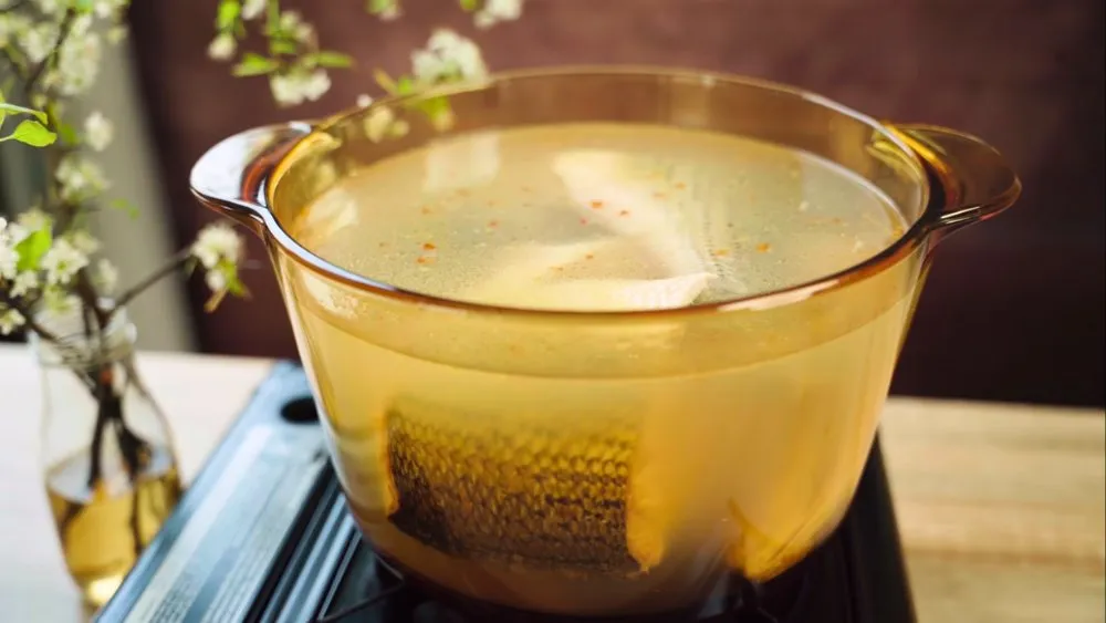 Luộc cá chép với gừng để khử tanh