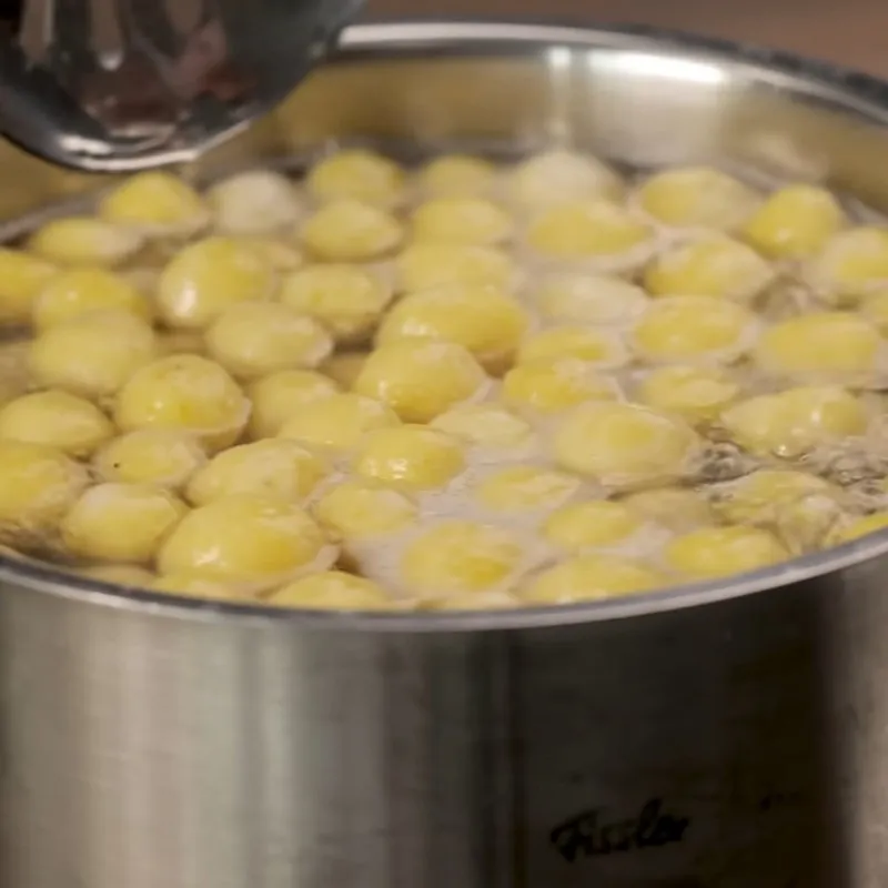 Bước 4 Luộc chuối viên Chè chuối viên