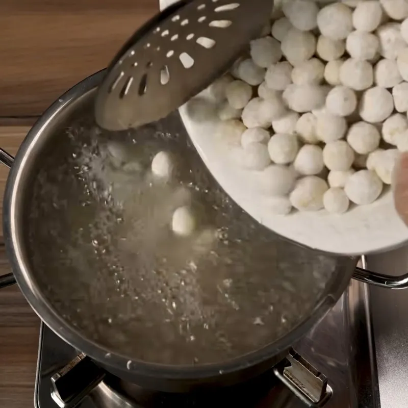 Bước 4 Luộc chuối viên Chè chuối viên