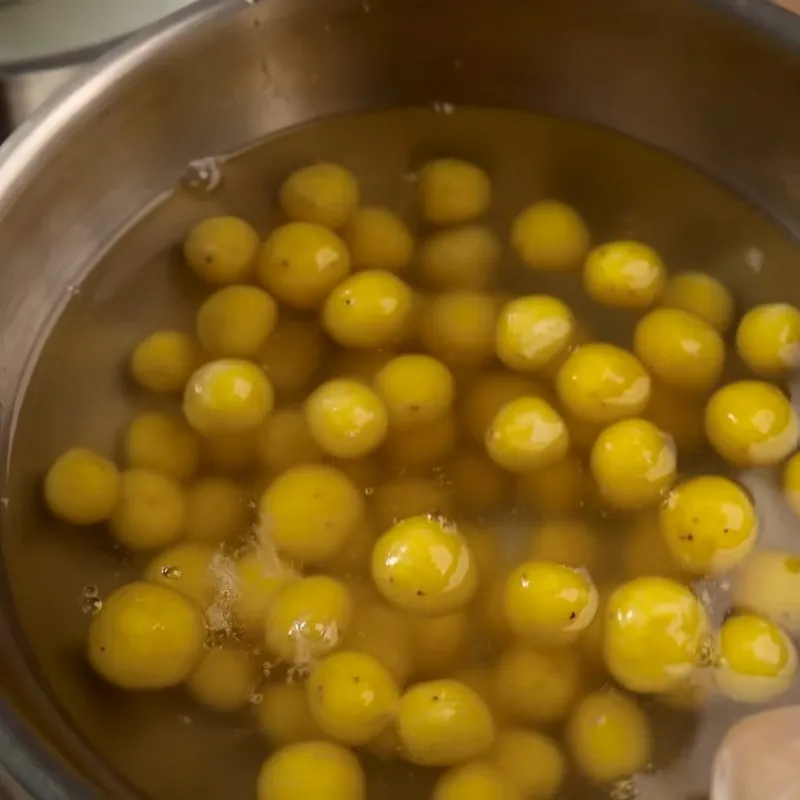 Bước 4 Luộc chuối viên Chè chuối viên