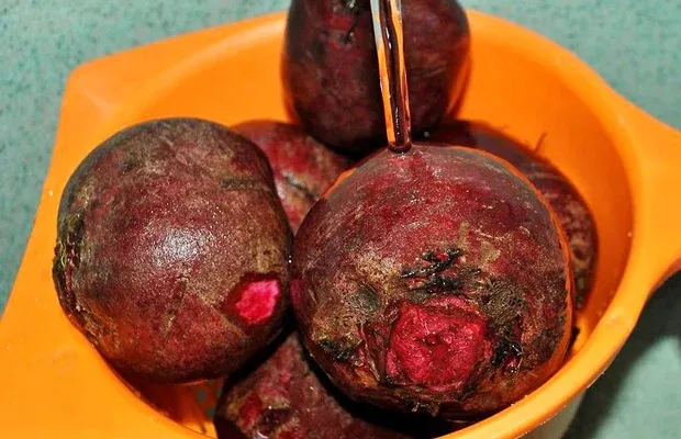 Luộc củ cải đỏ trong nước sôi cho đến khi chín mềm