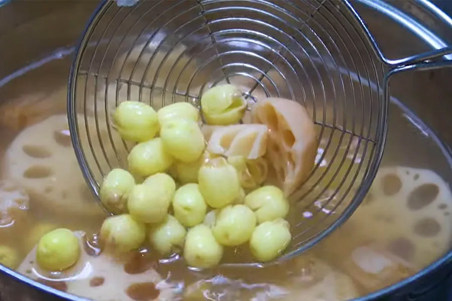 Luộc củ sen và hạt sen