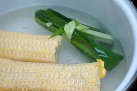 Nấu nước dùng từ cùi bắp tạo vị ngọt thanh cho món chè