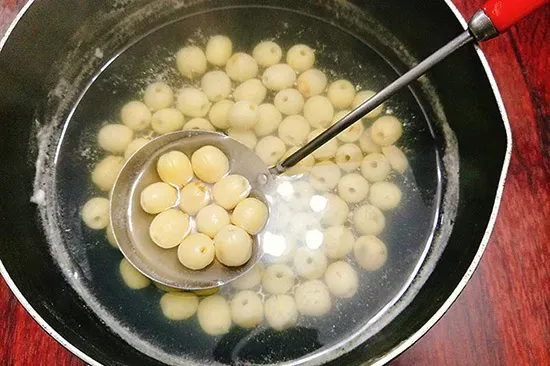 Công đoạn luộc sơ hạt sen khô trong khoảng 5 phút để hạt sen sạch và nhanh mềm