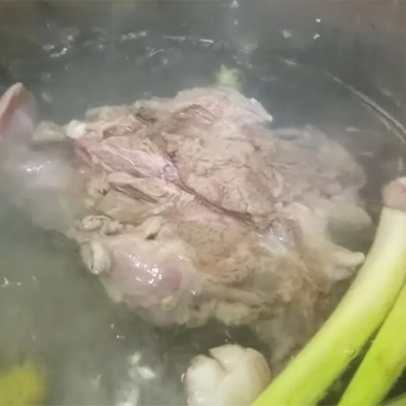 Kiểm tra độ chín của lưỡi heo trước khi băm nhỏ cho bé