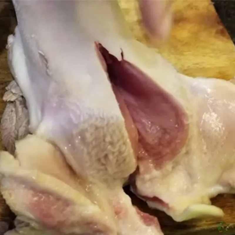 Quá trình luộc lưỡi heo để lấy nước ngọt nấu cháo