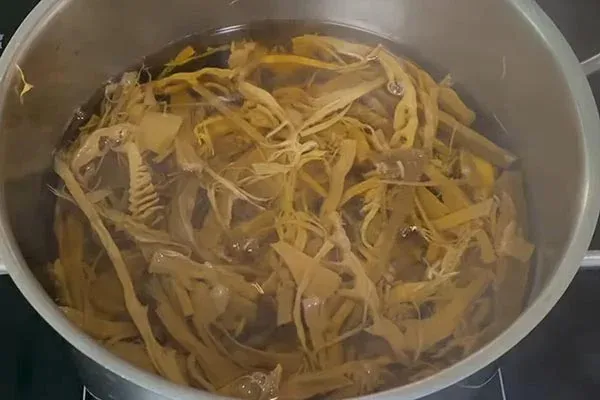 Luộc măng khô nhiều lần