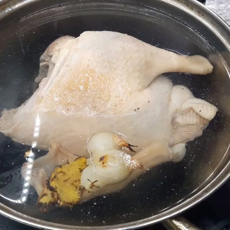 Luộc ngan và vớt bọt kỹ để nước dùng miến trong và sạch