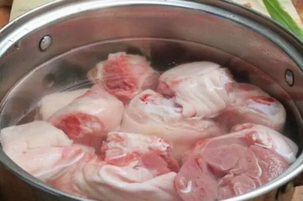 Kỹ thuật blanching móng giò heo để nước dùng canh măng luôn trong