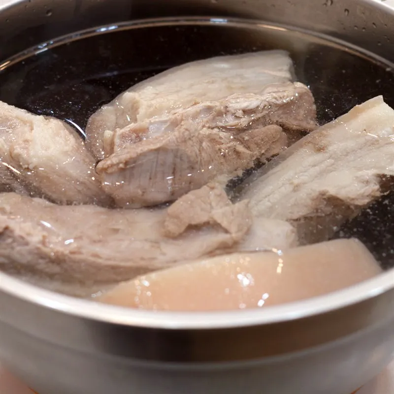 Luộc thịt kỹ và vớt sạch bọt giúp nước ngâm luôn trong trẻo, không bị ôi thiu