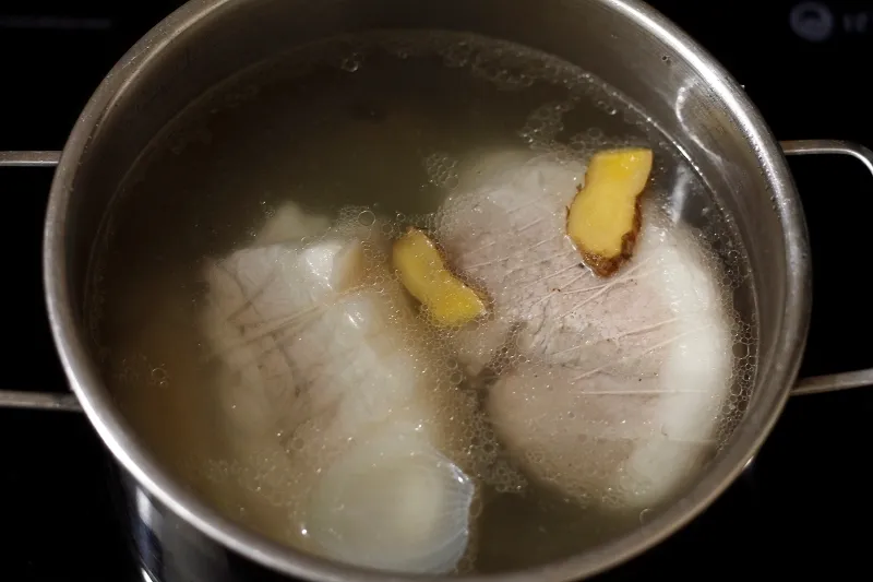 Luộc sơ thịt heo để loại bỏ tạp chất và mùi tanh