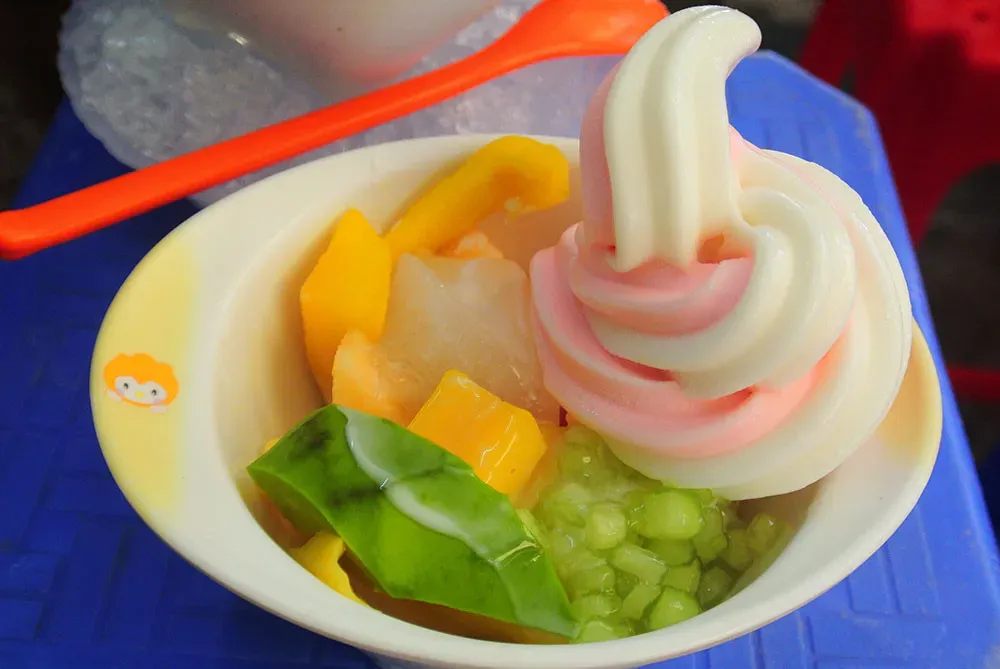 Ly hoa quả dầm Tô Tịch đầy màu sắc và tươi mát, món tráng miệng giải nhiệt không thể thiếu khi khám phá quán ăn ngon ở Phố Cổ Hà Nội.