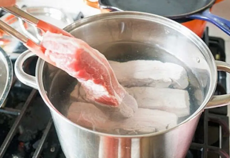 Chần thịt bò bằng nước nóng