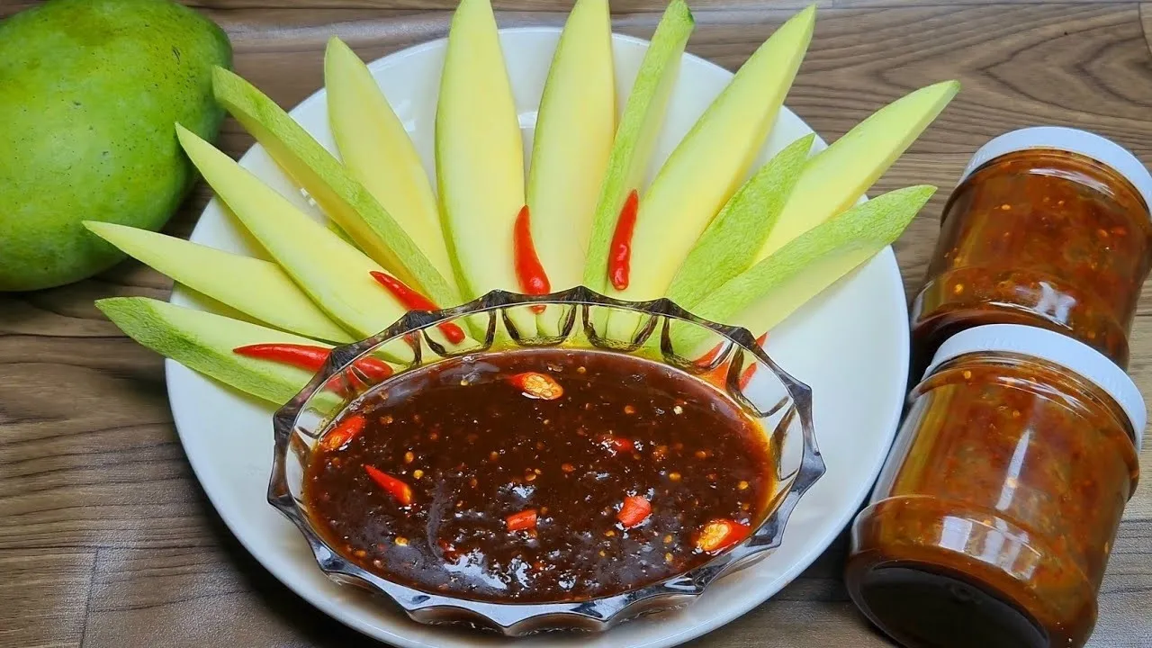 Mắm ruốc chấm xoài bảo quản đúng cách có thể dùng trong 12 tháng